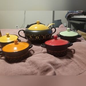 AMICI Soupe Bowl with Ladel and 4 Serving Bowls With Lids NWOT